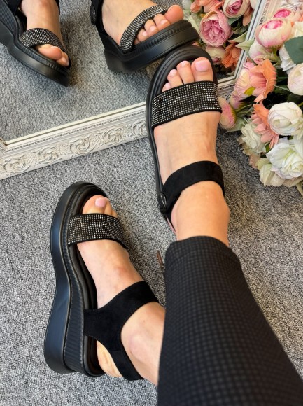 Sandales uz platformas