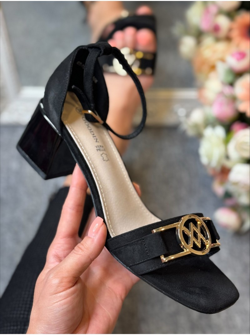 Sandales uz papēža