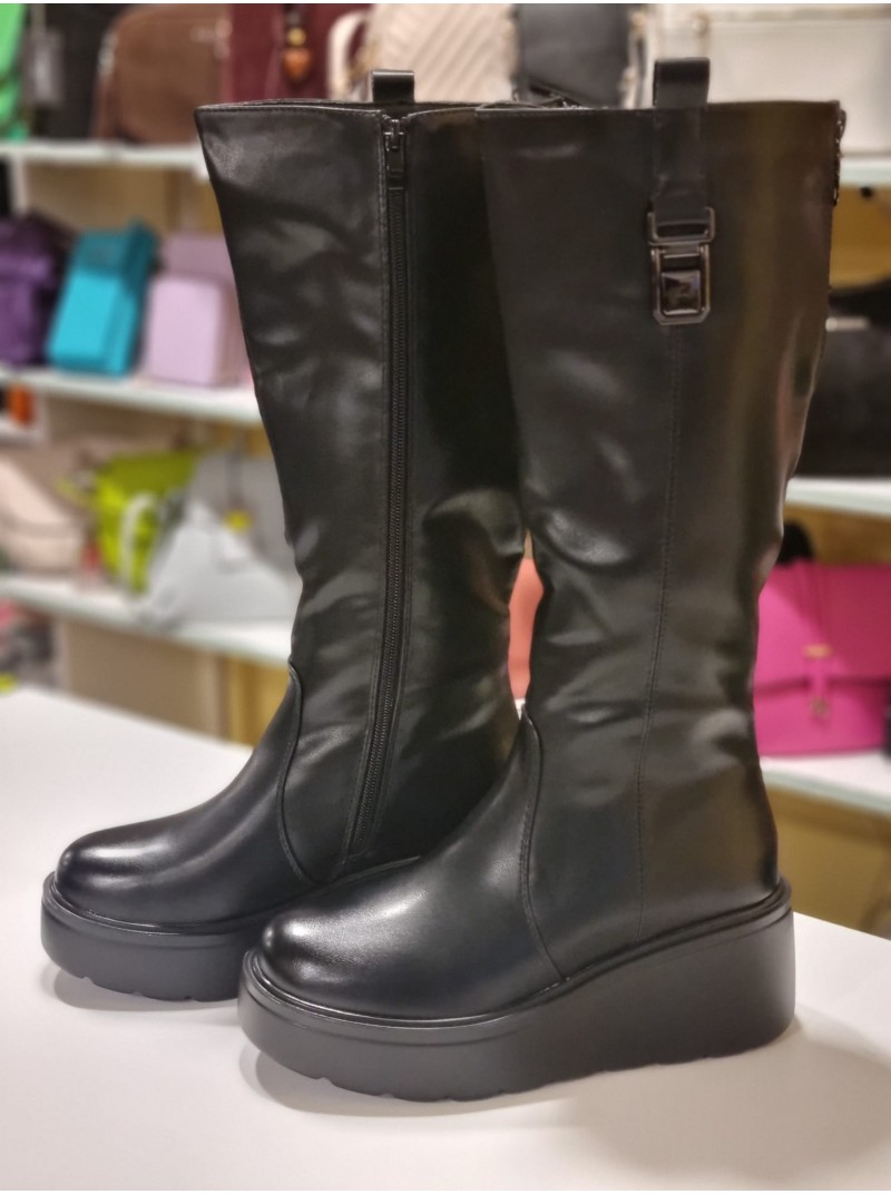 Garie zābaki uz platformas