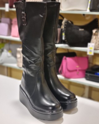 Garie zābaki uz platformas