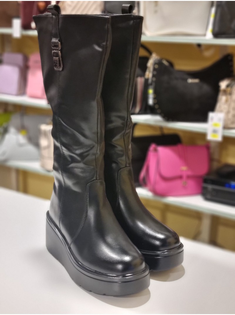 Garie zābaki uz platformas