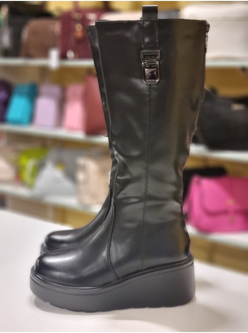 Garie zābaki uz platformas