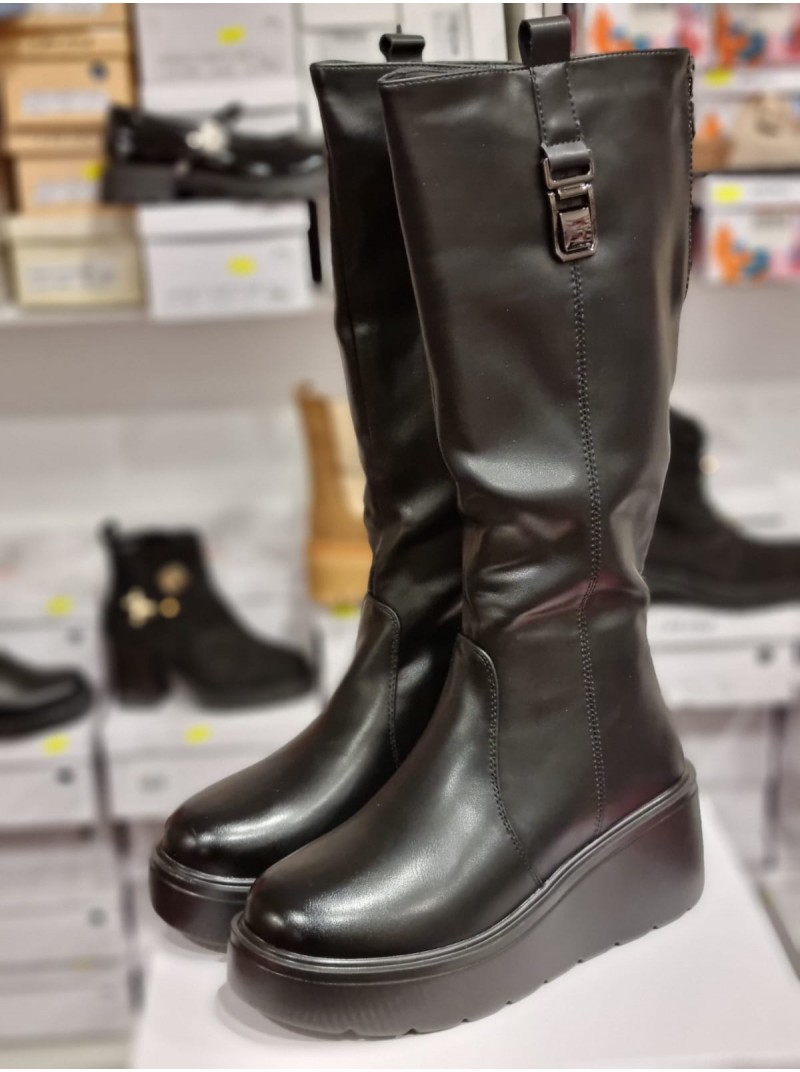 Garie zābaki uz platformas