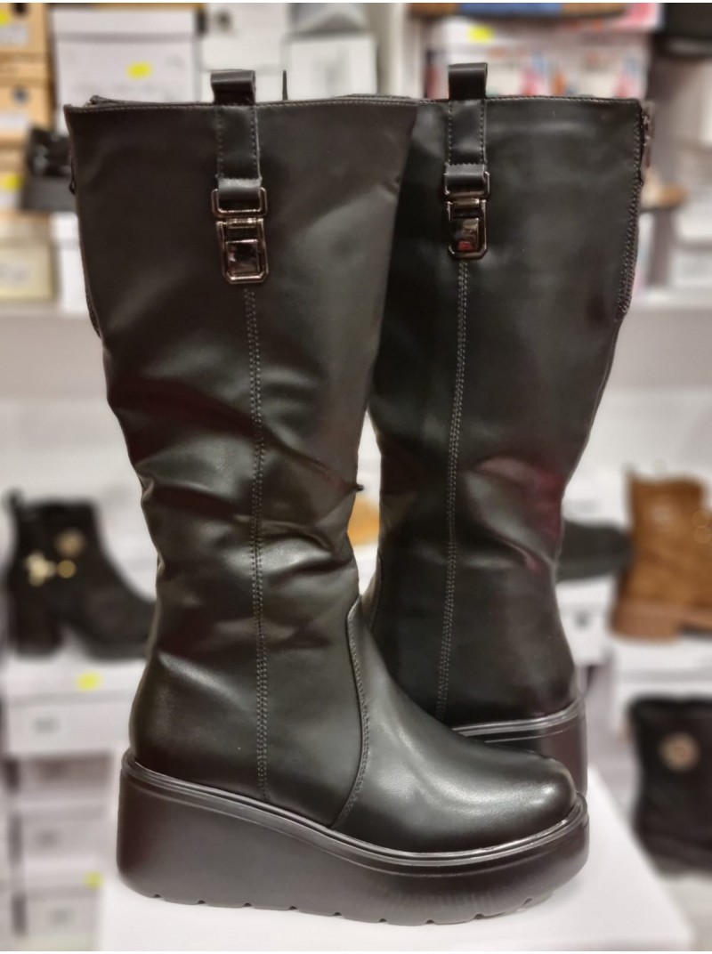 Garie zābaki uz platformas