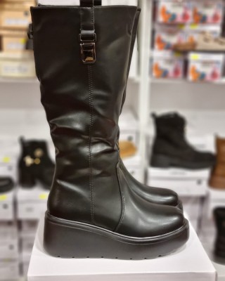 Garie zābaki uz platformas