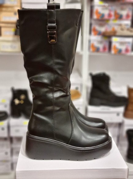 Garie zābaki uz platformas