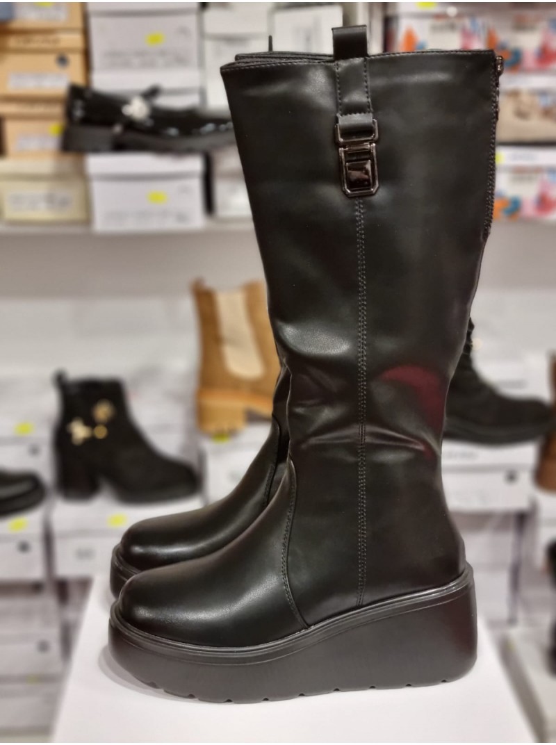 Garie zābaki uz platformas