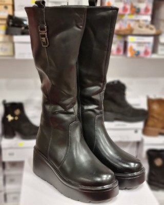 Garie zābaki uz platformas