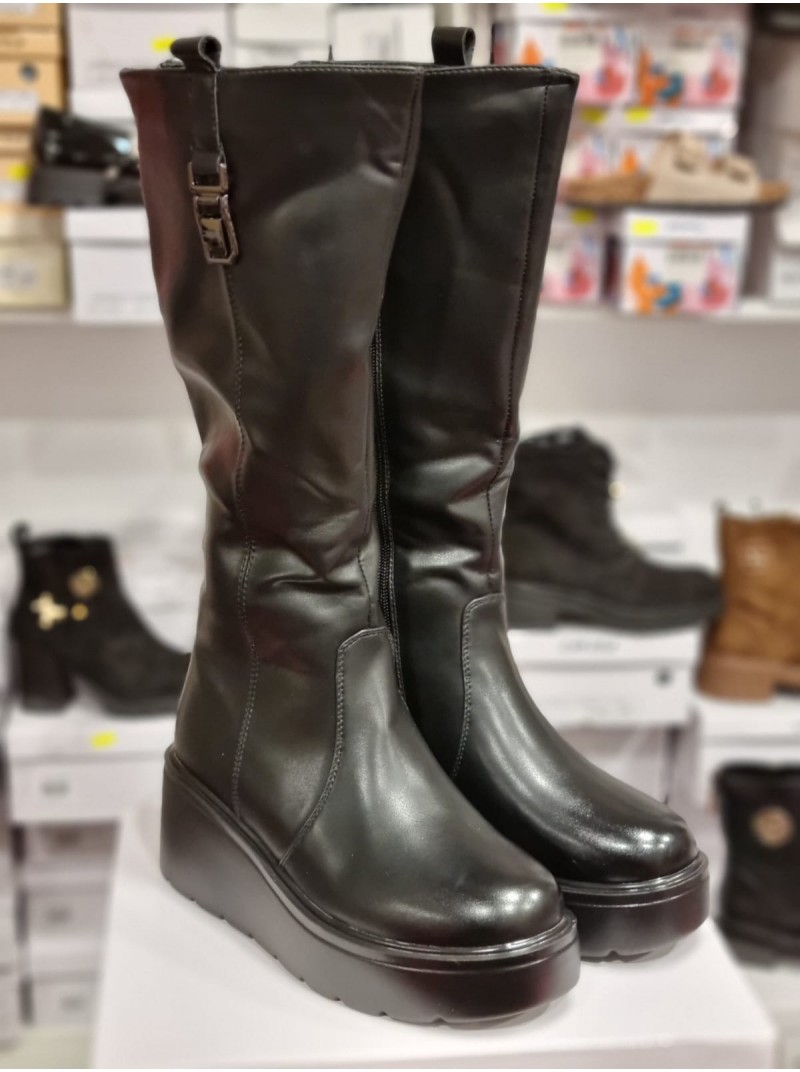 Garie zābaki uz platformas