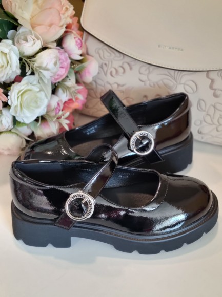 Slēgtās kurpes ar siksniņu