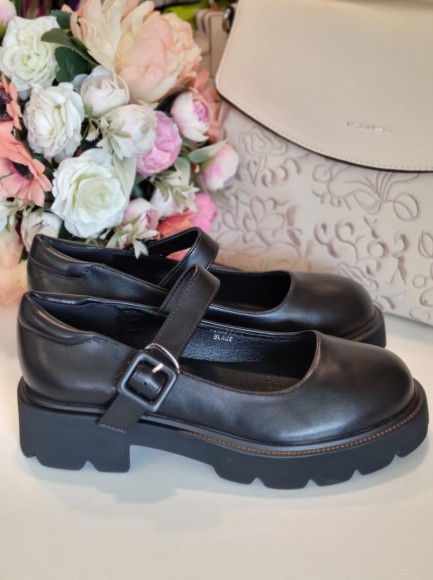 Slēgtās kurpes ar siksniņu