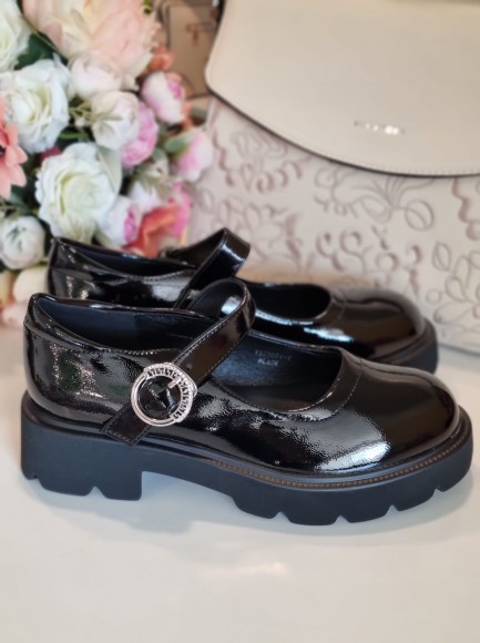 Slēgtās kurpes ar siksniņu