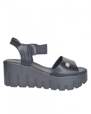 Sandales uz platformas