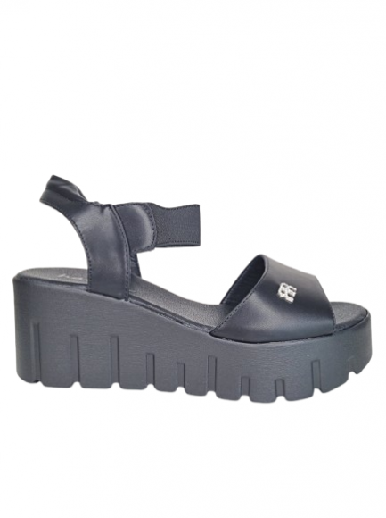 Sandales uz platformas