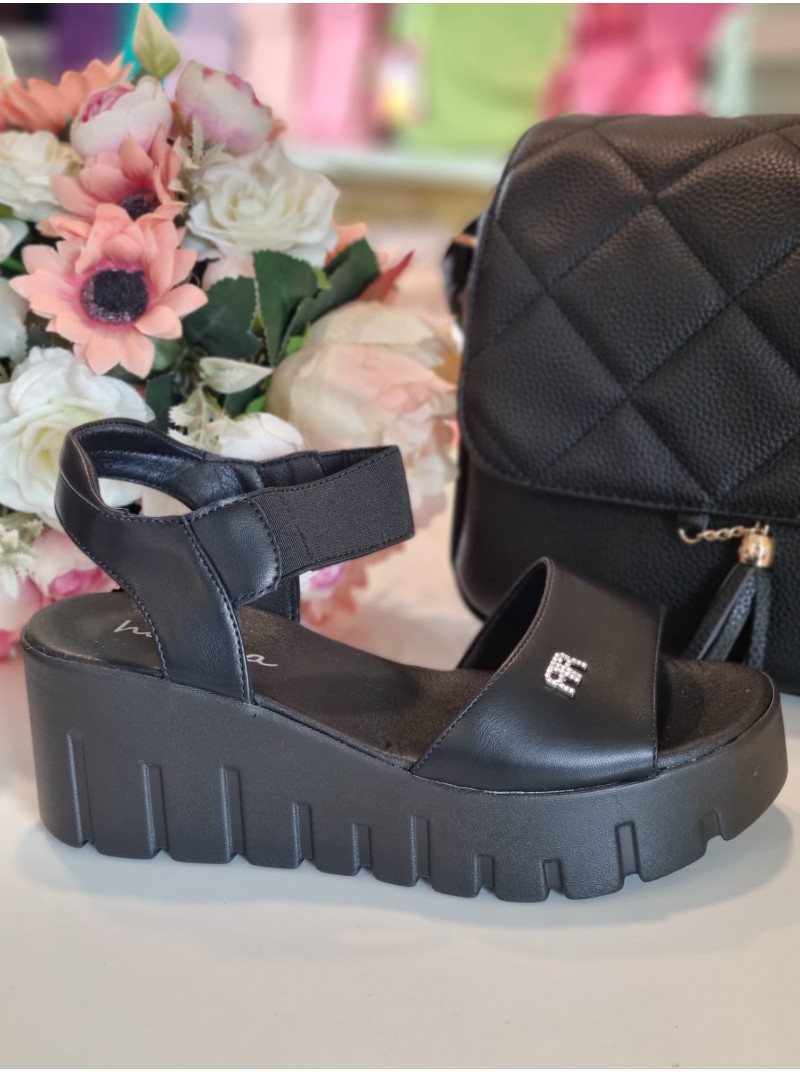 Sandales uz platformas