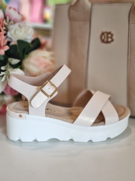 Sandales uz platformas