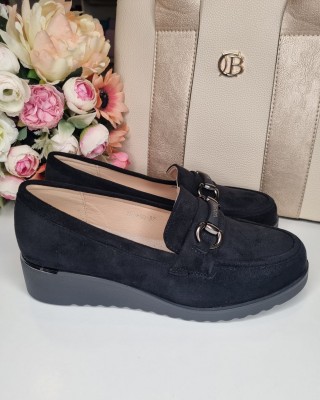 Slēgtās kurpes uz platformas