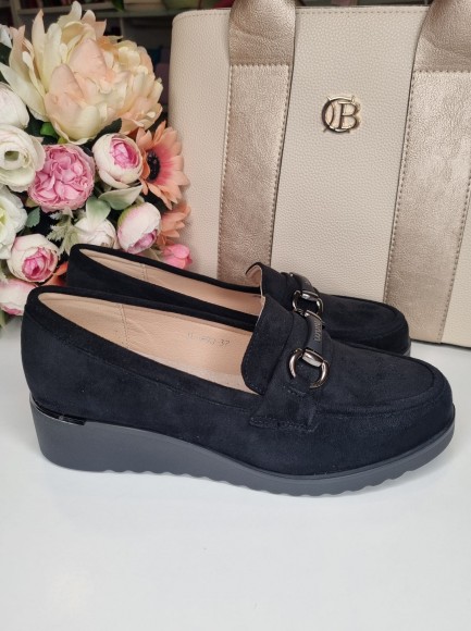 Slēgtās kurpes uz platformas