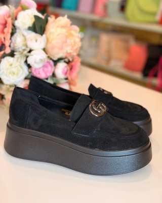 Slēgtās kurpes uz platformas