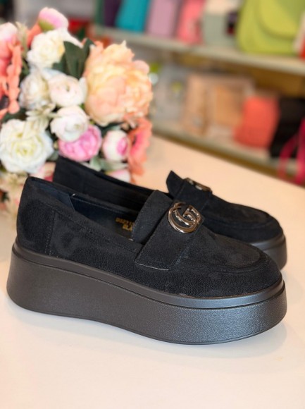 Slēgtās kurpes uz platformas