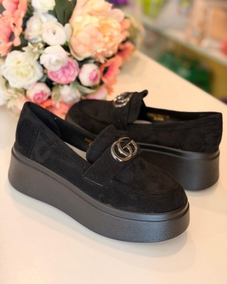 Slēgtās kurpes uz platformas