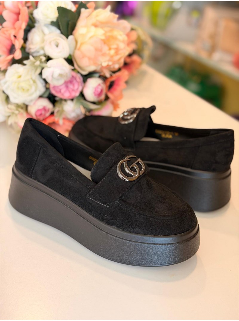 Slēgtās kurpes uz platformas