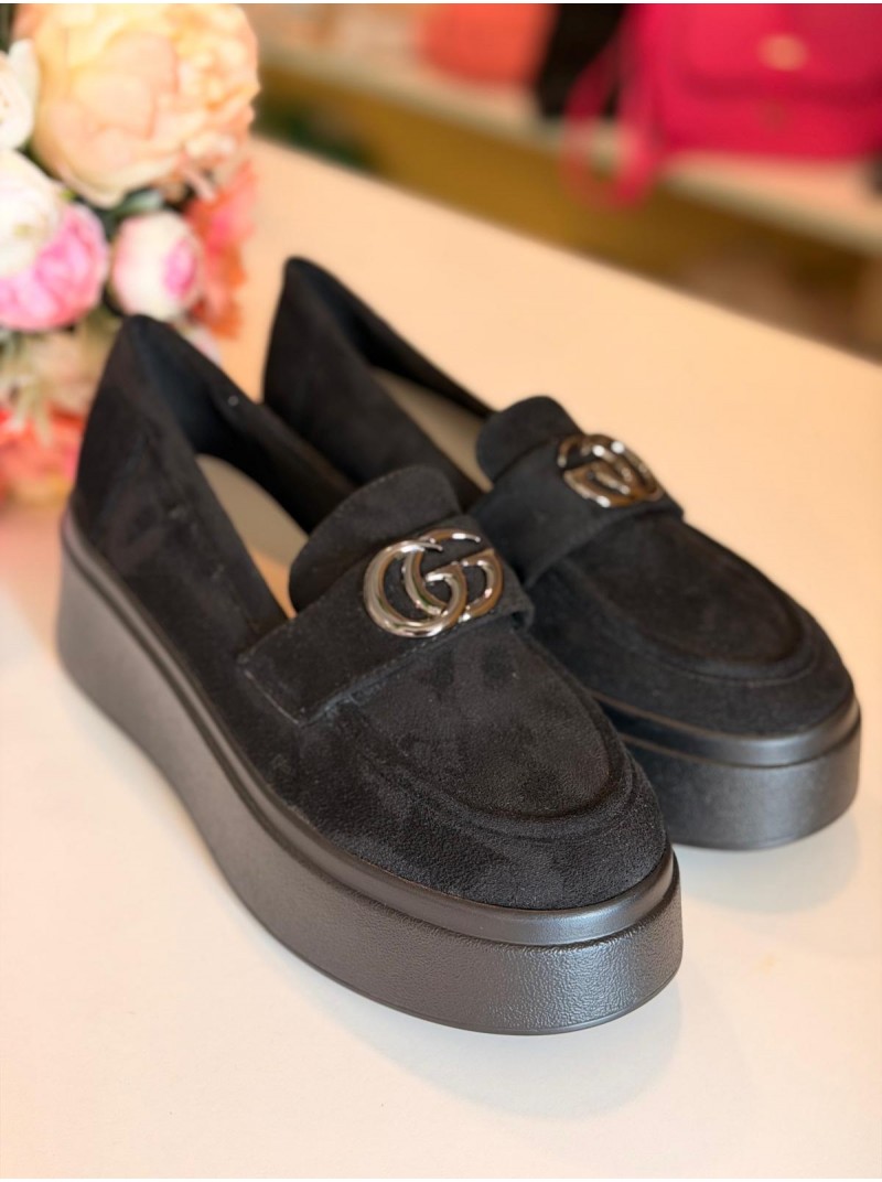 Slēgtās kurpes uz platformas