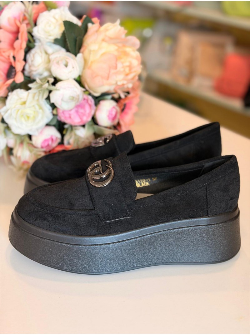 Slēgtās kurpes uz platformas