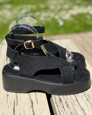 Sandales uz platformas