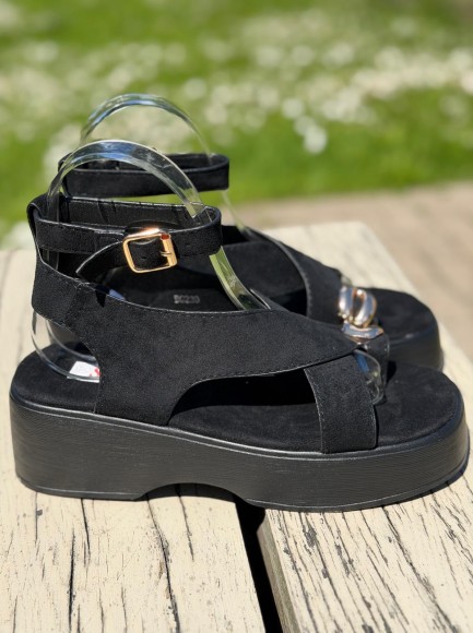 Sandales uz platformas