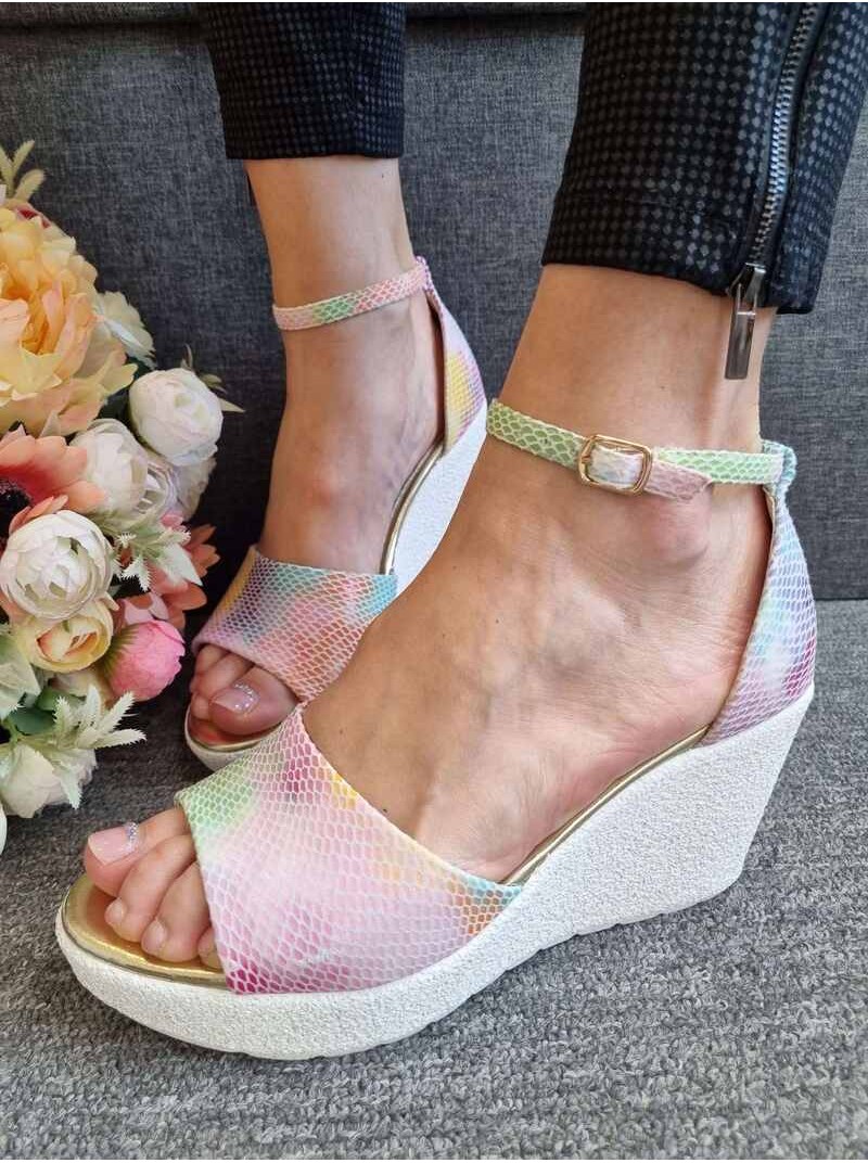 Sandales uz platformas