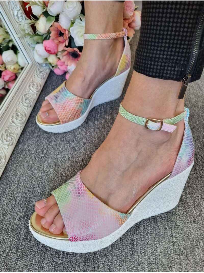 Sandales uz platformas