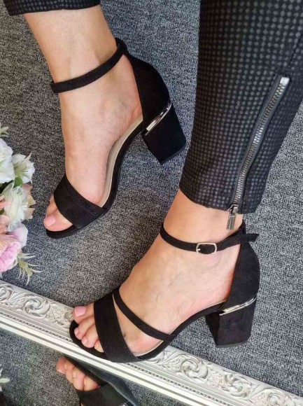 Sandales uz papēža