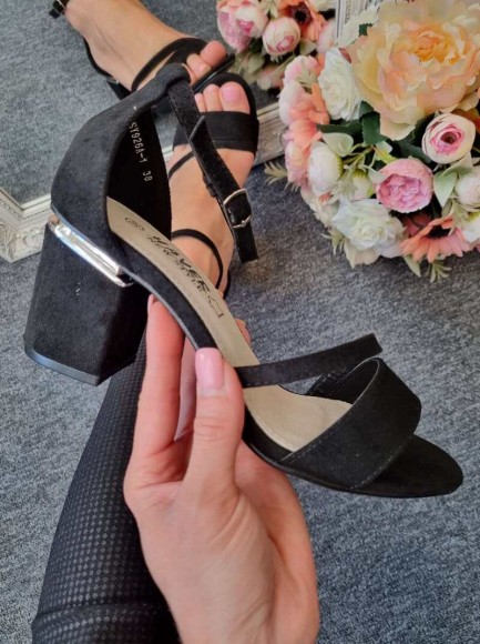 Sandales uz papēža